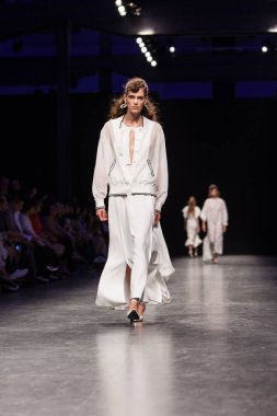 Önizleme hazır giyim göstermek için