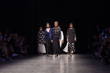 Önizleme hazır giyim göstermek için