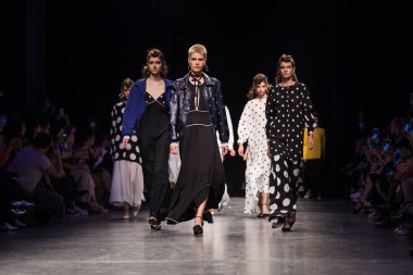 Önizleme hazır giyim göstermek için