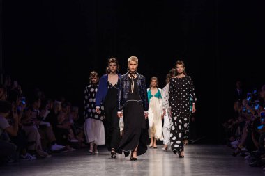 Önizleme hazır giyim göstermek için