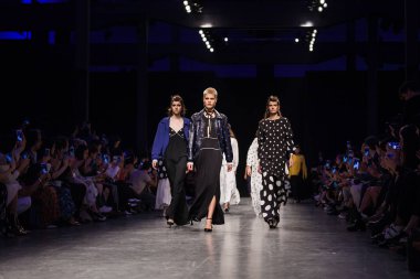 Önizleme hazır giyim göstermek için