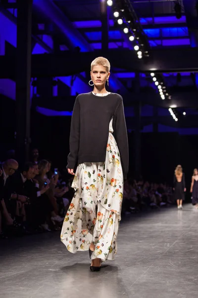 Önizleme hazır giyim göstermek için