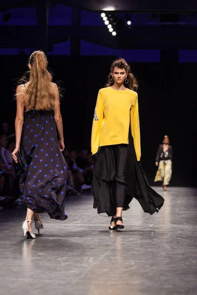 Önizleme hazır giyim göstermek için