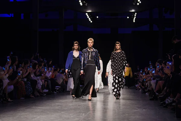 Önizleme hazır giyim göstermek için