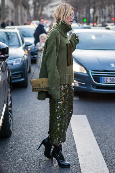 Hailey Baldwin durante a Semana de Moda de Paris — Fotografia de Stock