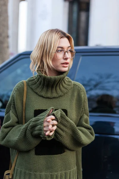  Hailey Baldwin Paris moda haftası sırasında 