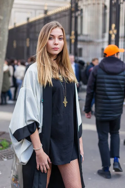 Estilo de calle durante la Semana de la Moda de París — Foto de Stock