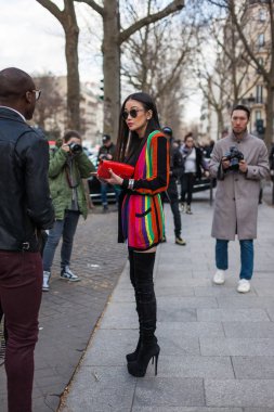 Paris moda haftası sırasında sokak stili