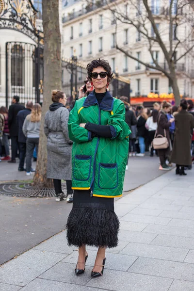 Уличный стиль во время Недели моды в Париже — стоковое фото