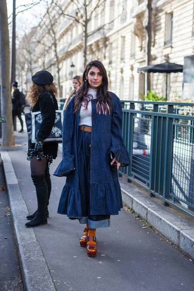 Street style pendant la Fashion Week de Paris — Photo