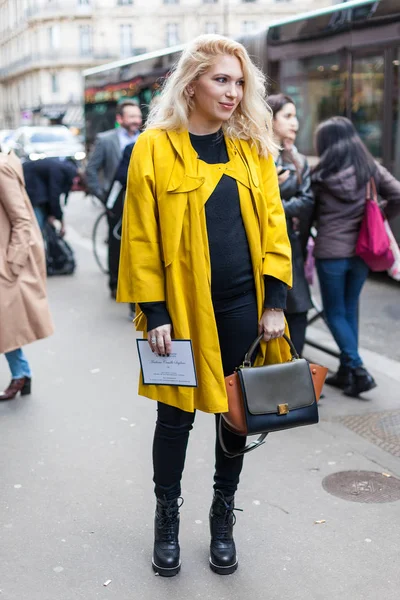 Street style during the Paris Fashion Week — Stock Photo, Image