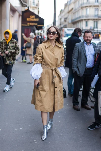 Estilo de rua durante a Paris Fashion Week — Fotografia de Stock