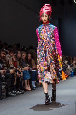 Manish Arora sonbahar/kış 2017 Show'da model