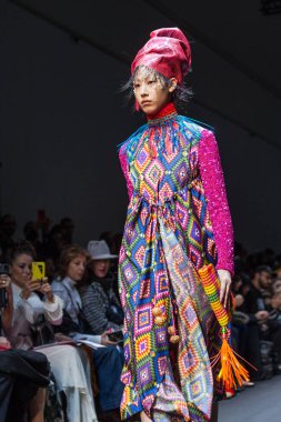 Manish Arora sonbahar/kış 2017 Show'da model