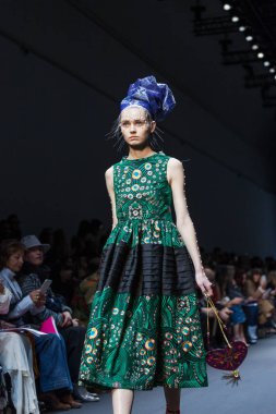 Manish Arora sonbahar/kış 2017 Show'da model