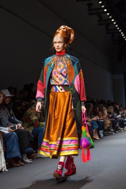 Manish Arora sonbahar/kış 2017 Show'da model