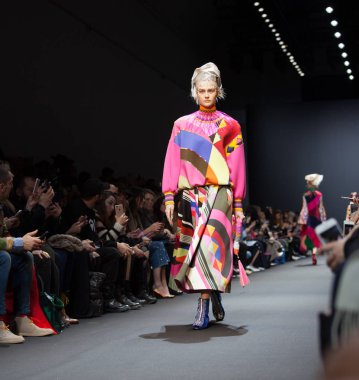 Manish Arora sonbahar/kış 2017 Show'da model