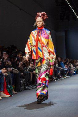 Manish Arora sonbahar/kış 2017 Show'da model