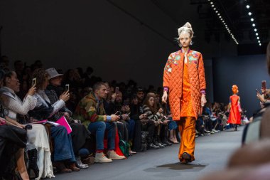 Manish Arora sonbahar/kış 2017 Show'da model