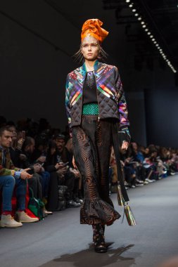 Manish Arora sonbahar/kış 2017 Show'da model