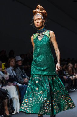 Manish Arora sonbahar/kış 2017 Show'da model