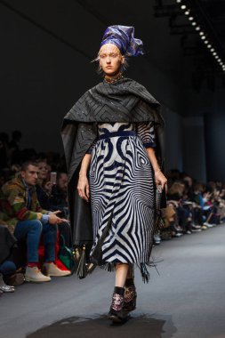 Manish Arora sonbahar/kış 2017 Show'da model