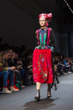 Manish Arora sonbahar/kış 2017 Show'da model
