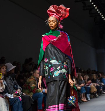 Manish Arora sonbahar/kış 2017 Show'da model