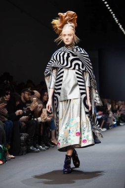 Manish Arora sonbahar/kış 2017 Show'da model