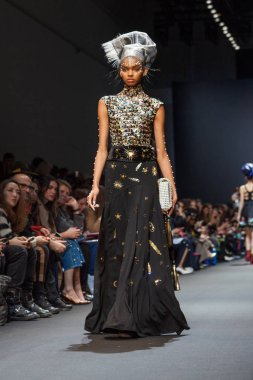 Manish Arora sonbahar/kış 2017 Show'da model