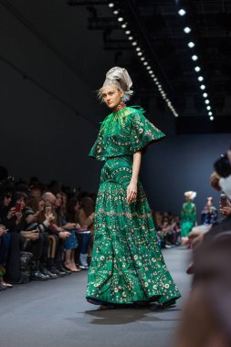 Manish Arora sonbahar/kış 2017 Show'da model