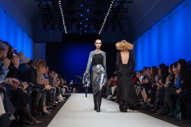 Pascal darı sonbahar/kış 2017 Show'da model