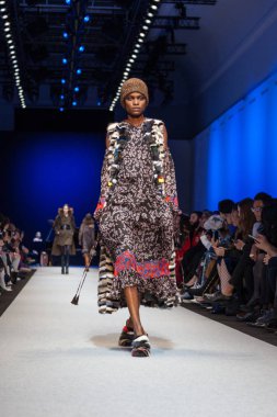 Pascal darı sonbahar/kış 2017 Show'da model