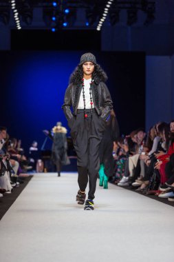 Pascal darı sonbahar/kış 2017 Show'da model