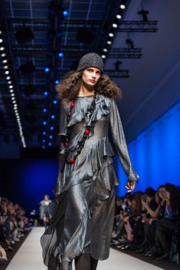 Pascal darı sonbahar/kış 2017 Show'da model