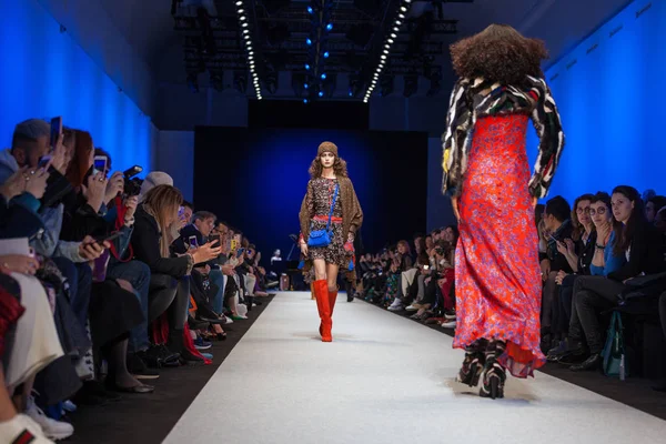 Pascal darı sonbahar/kış 2017 Show'da model