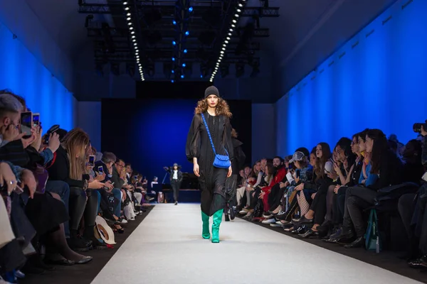 Pascal darı sonbahar/kış 2017 Show'da model