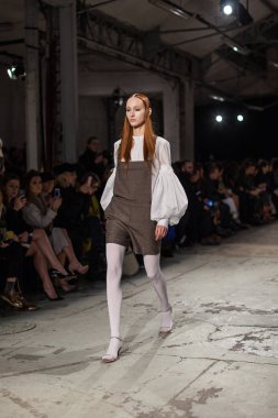 Veronique Branquinho sonbahar/kış 2017 Show'da model