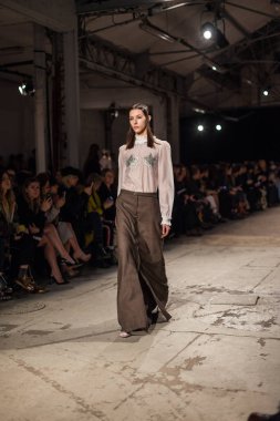 Veronique Branquinho sonbahar/kış 2017 Show'da model