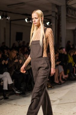 Veronique Branquinho sonbahar/kış 2017 Show'da model