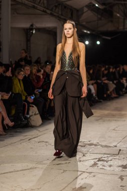 Veronique Branquinho sonbahar/kış 2017 Show'da model