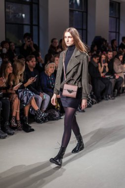 Valentin Yudashkin sonbahar/kış 2017 Show'da model