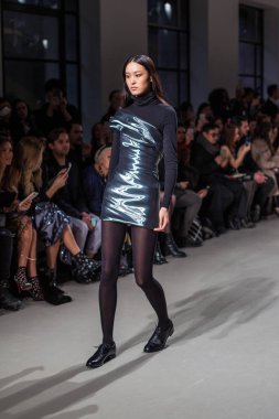Valentin Yudashkin sonbahar/kış 2017 Show'da model