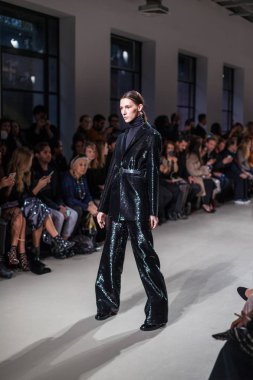 Valentin Yudashkin sonbahar/kış 2017 Show'da model