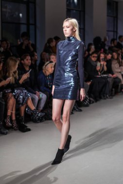 Valentin Yudashkin sonbahar/kış 2017 Show'da model