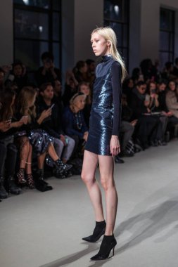 Valentin Yudashkin sonbahar/kış 2017 Show'da model