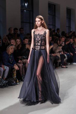 Valentin Yudashkin sonbahar/kış 2017 Show'da model