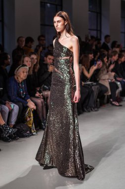 Valentin Yudashkin sonbahar/kış 2017 Show'da model