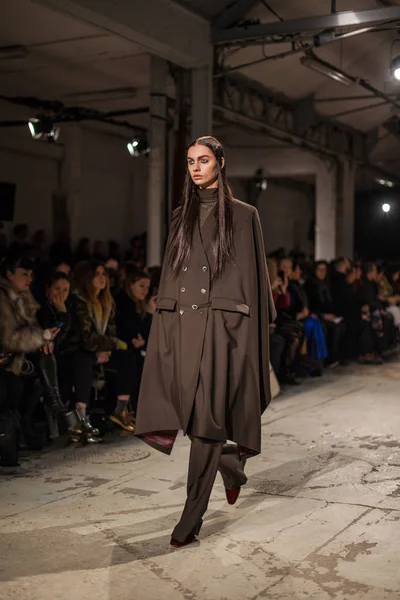 Modelo en Veronique Branquinho Otoño / Invierno 2017 show — Foto de Stock