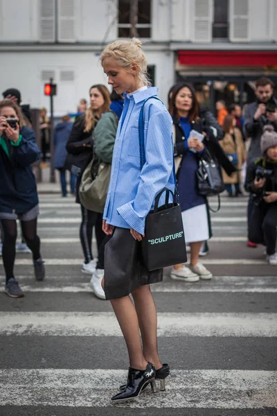 Уличный стиль на неделе моды в Париже 2017 — стоковое фото